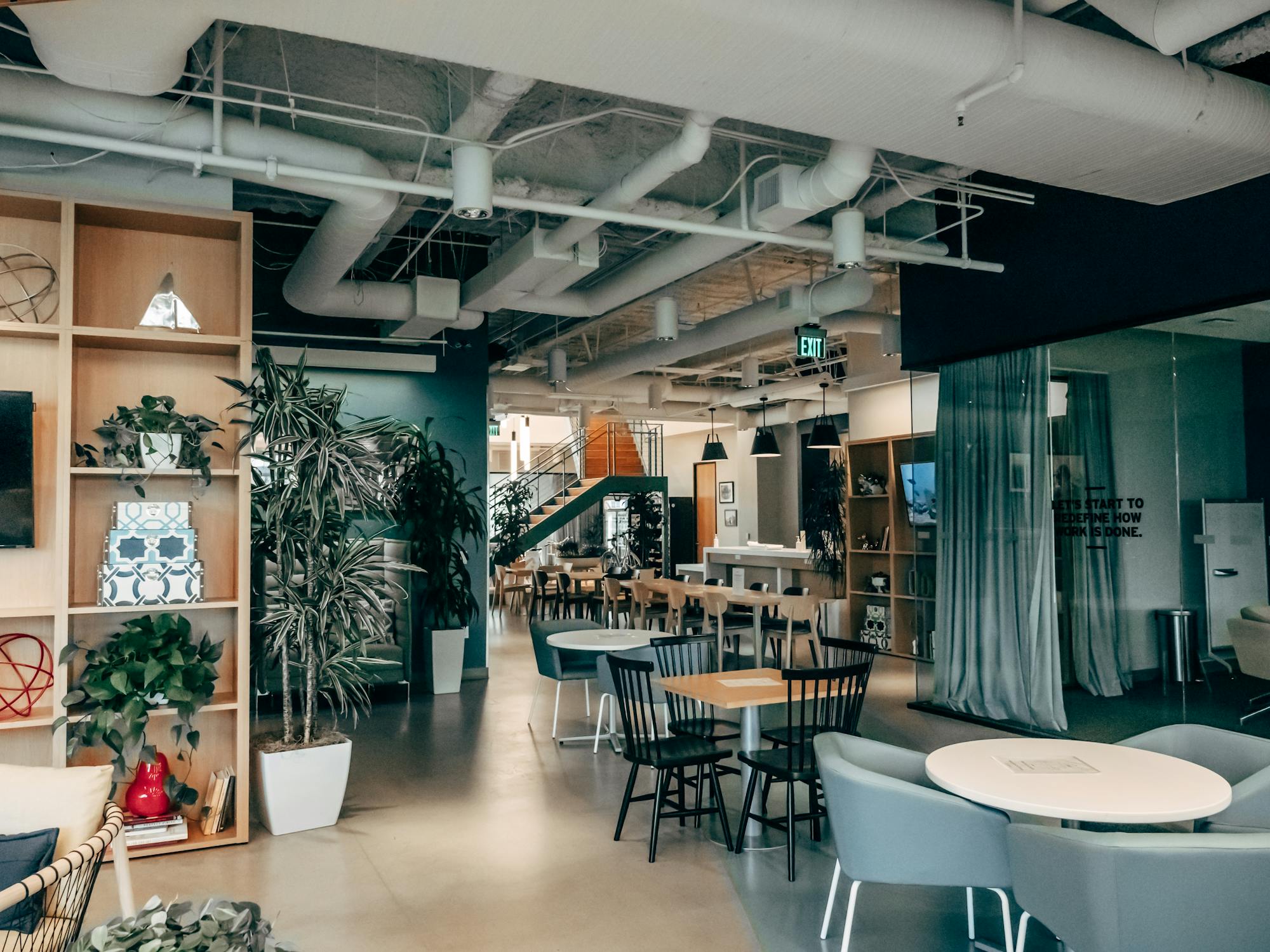 Uno spazio coworking arioso in stile caffetteria, pensato per la collaborazione e l'interazione. Con sedute diverse, luci calde e angoli accoglienti, invita alla conversazione e alla creatività.
